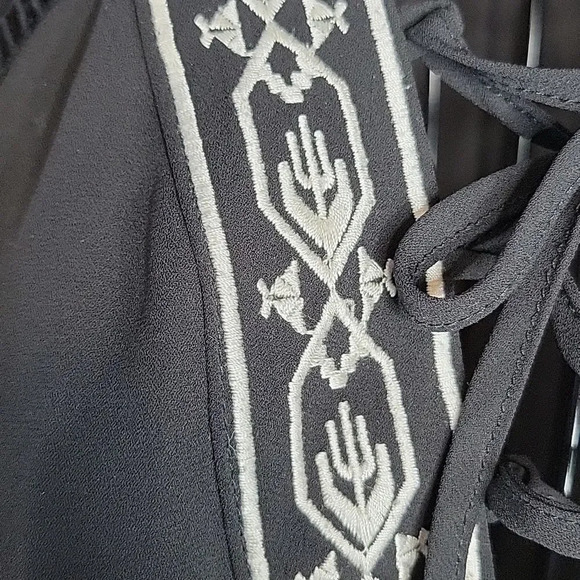 XOXO Black and‎ White Aztec Embroidered Peasant Blouse Medium - Picture 5 of 10
